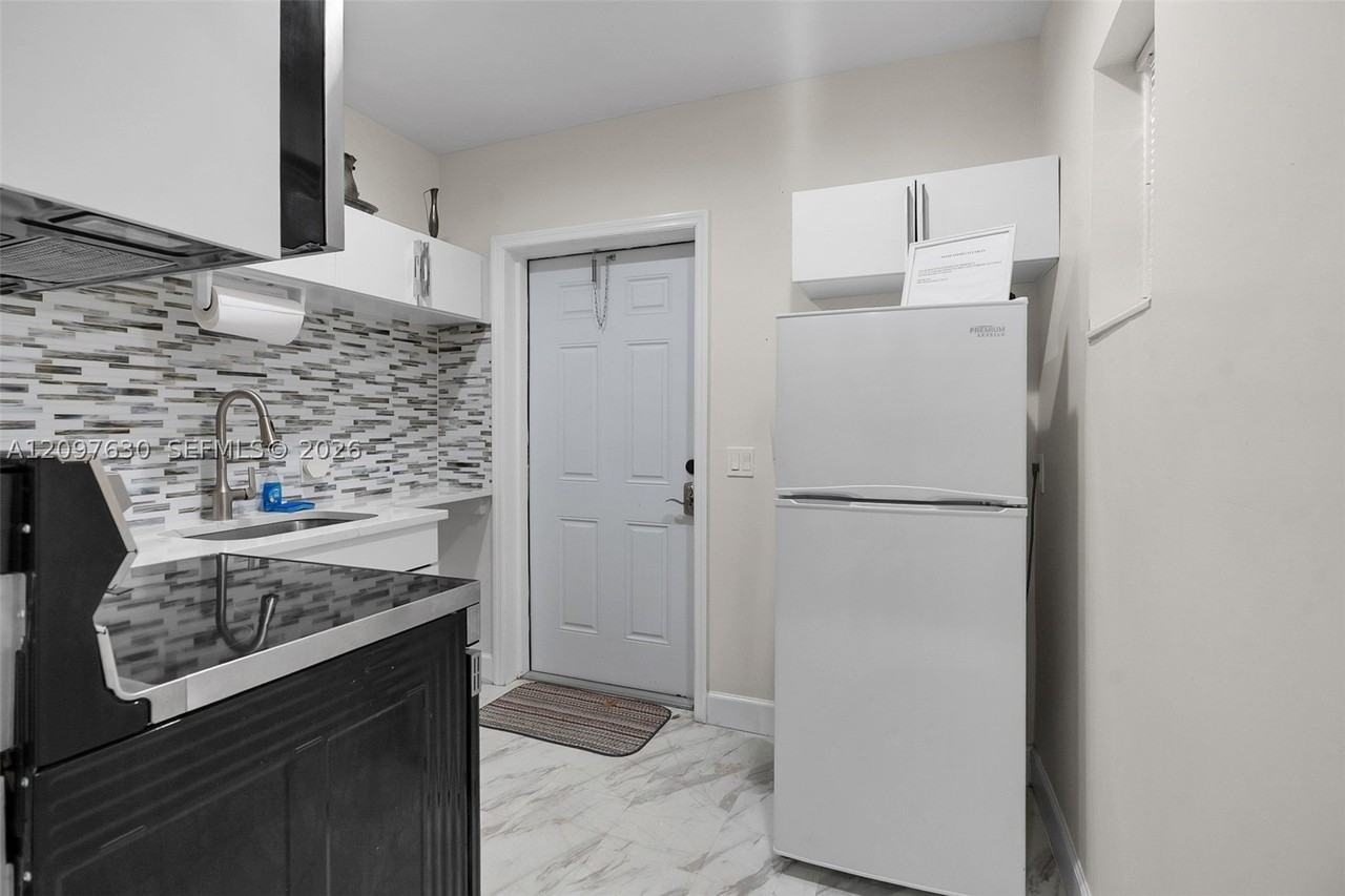 2040 E Hillsboro Blvd #C - Photo 6 of 10