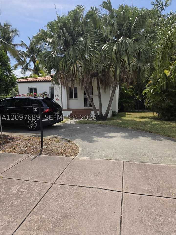 702 Boabadilla St