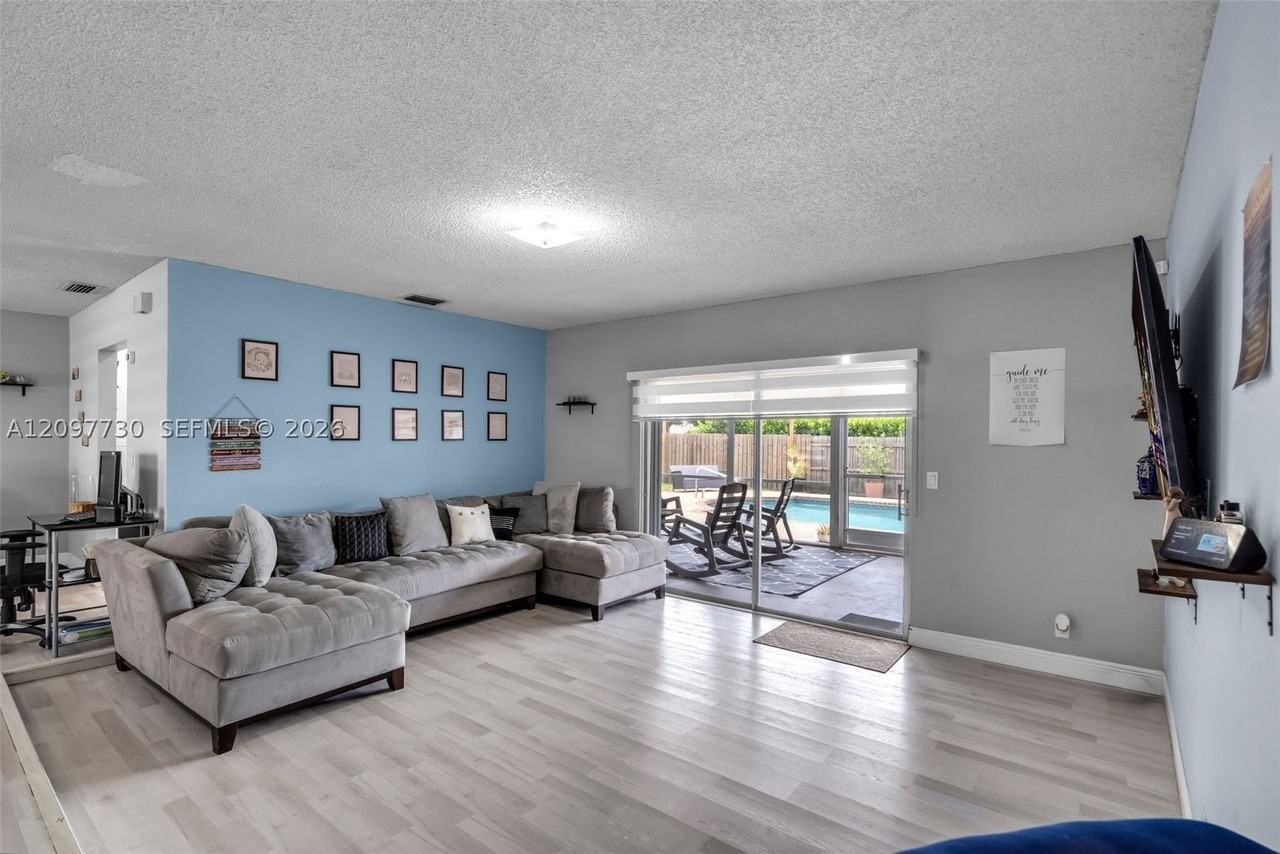850 Nw 79th Ave - Photo 4 of 26
