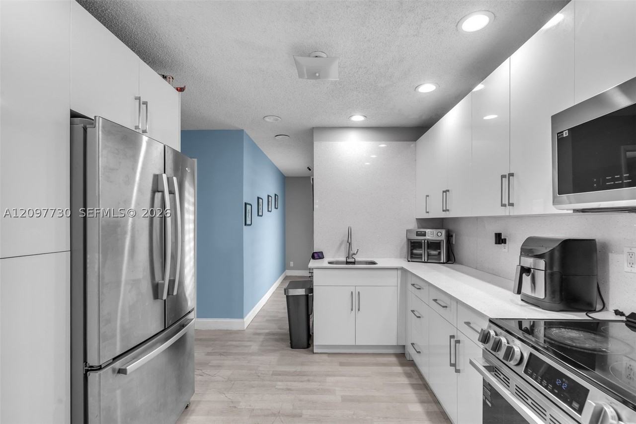850 Nw 79th Ave - Photo 5 of 26