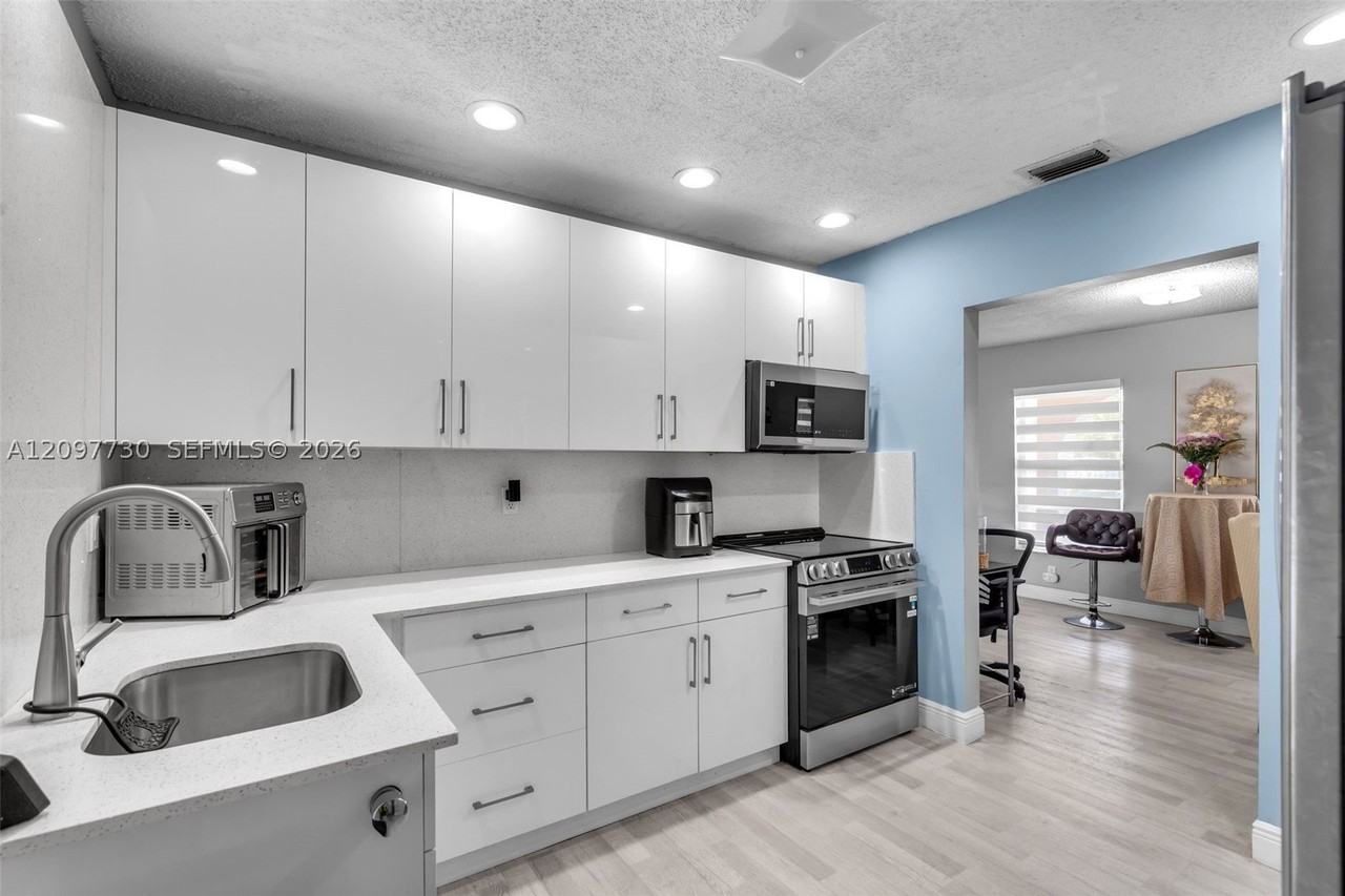 850 Nw 79th Ave - Photo 6 of 26