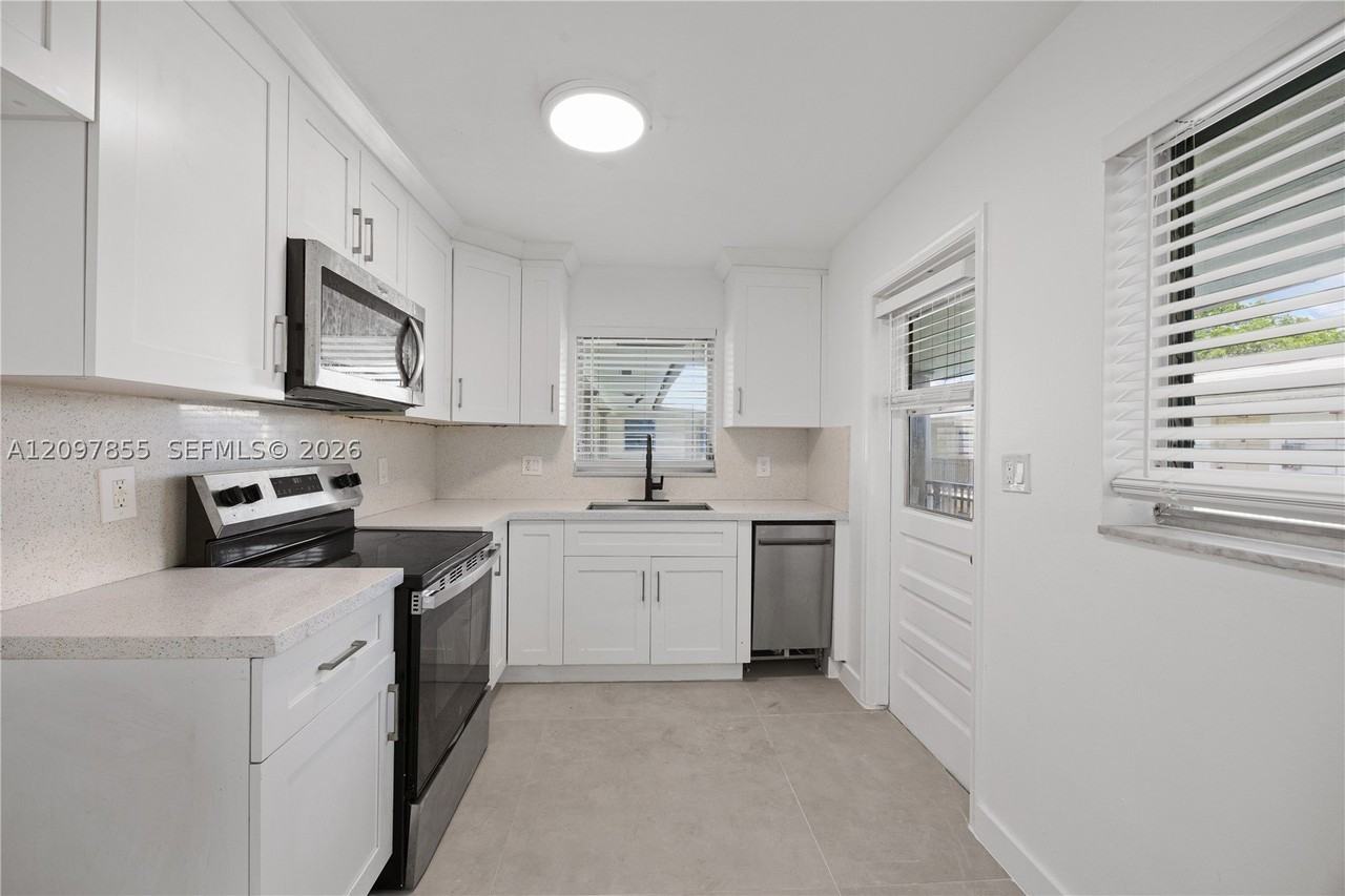 5141 Hollywood Blvd #202 - Photo 2 of 23