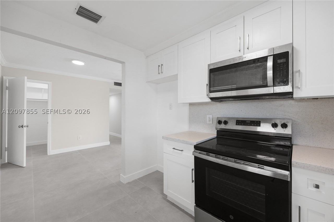 5141 Hollywood Blvd #202 - Photo 3 of 23