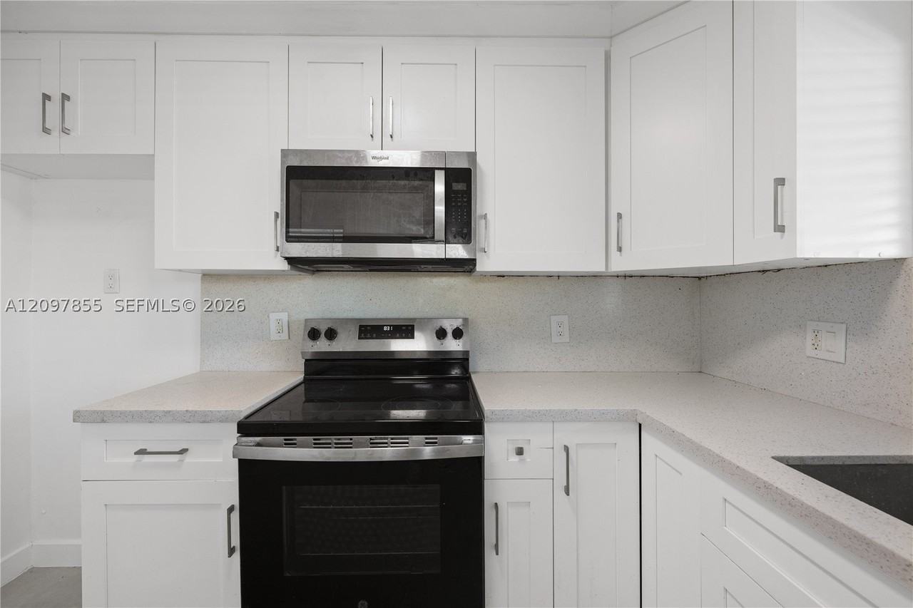 5141 Hollywood Blvd #202 - Photo 4 of 23