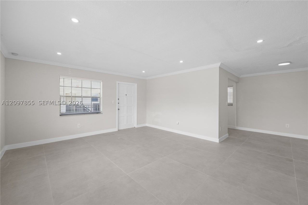 5141 Hollywood Blvd #202 - Photo 6 of 23