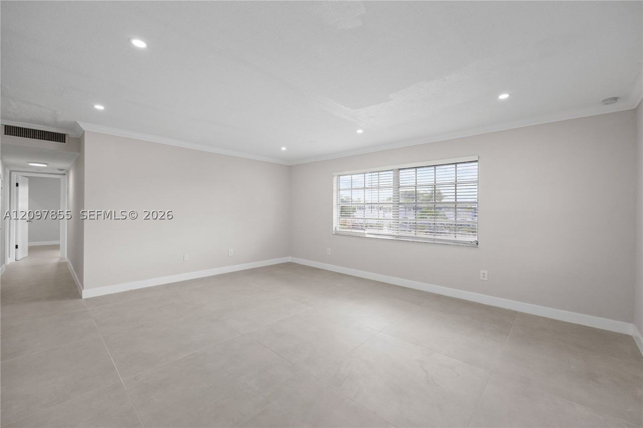 5141 Hollywood Blvd #202 - Photo 7 of 23