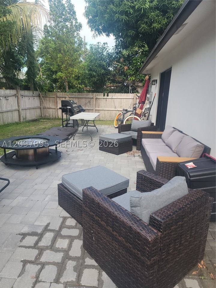 413 Sw 10th St - Photo 2 of 24