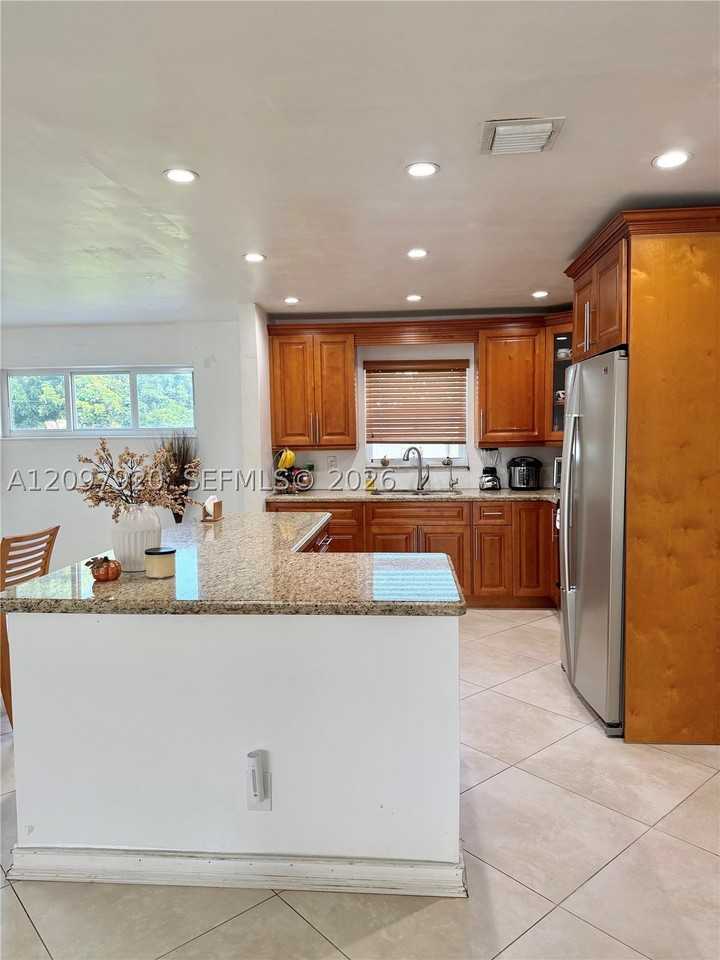 720 Sw 64th Way - Photo 3 of 4