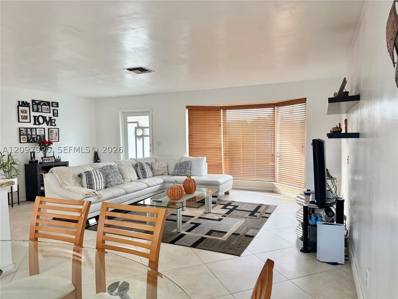 720 Sw 64th Way - Photo 4 of 4