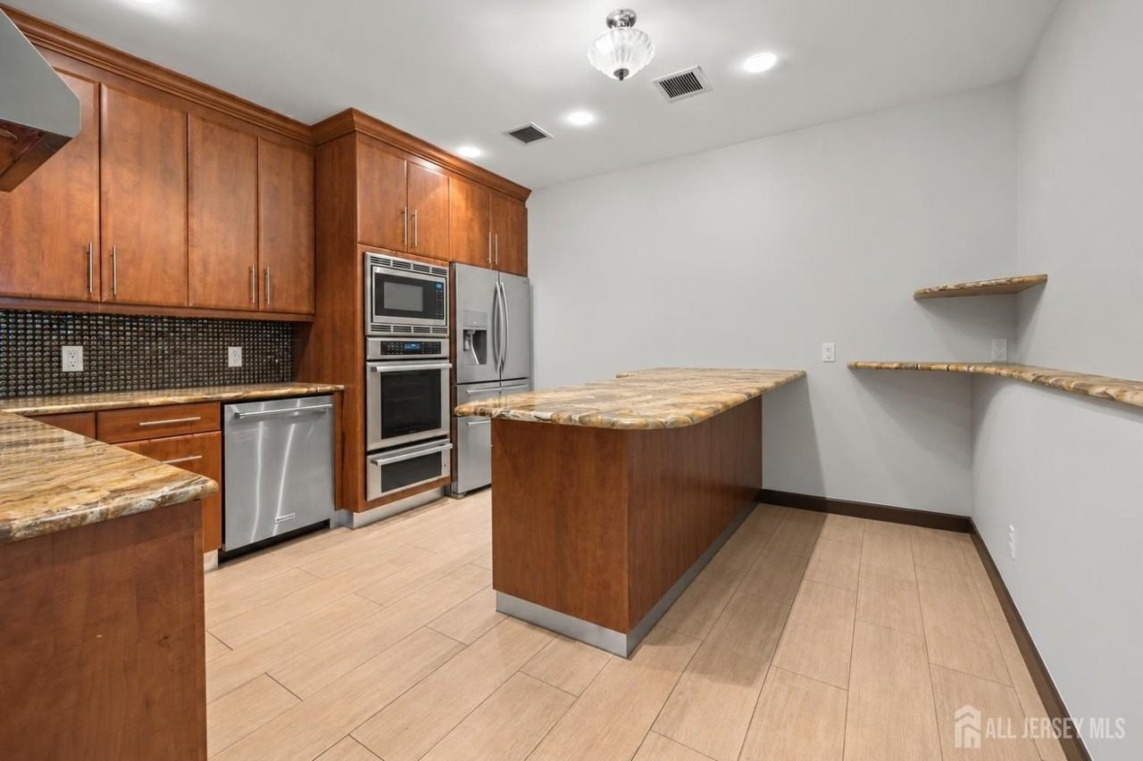165 N Broadway #B - Photo 5 of 13
