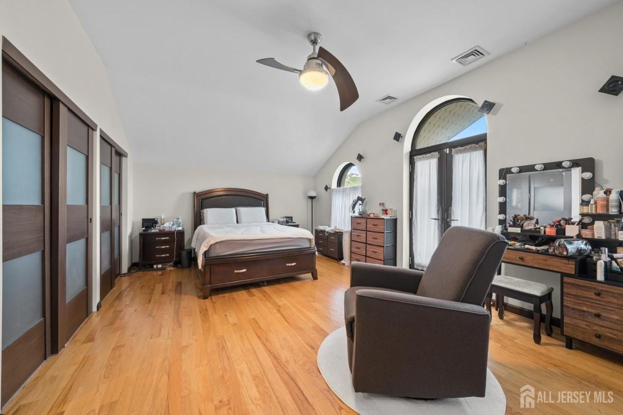 165 N Broadway #B - Photo 7 of 13