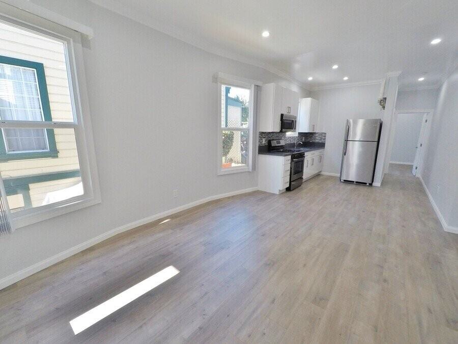 600 22nd St - Photo 3 of 6