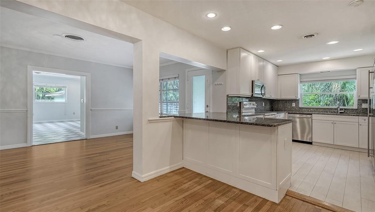 1763 South Dr - Photo 4 of 39