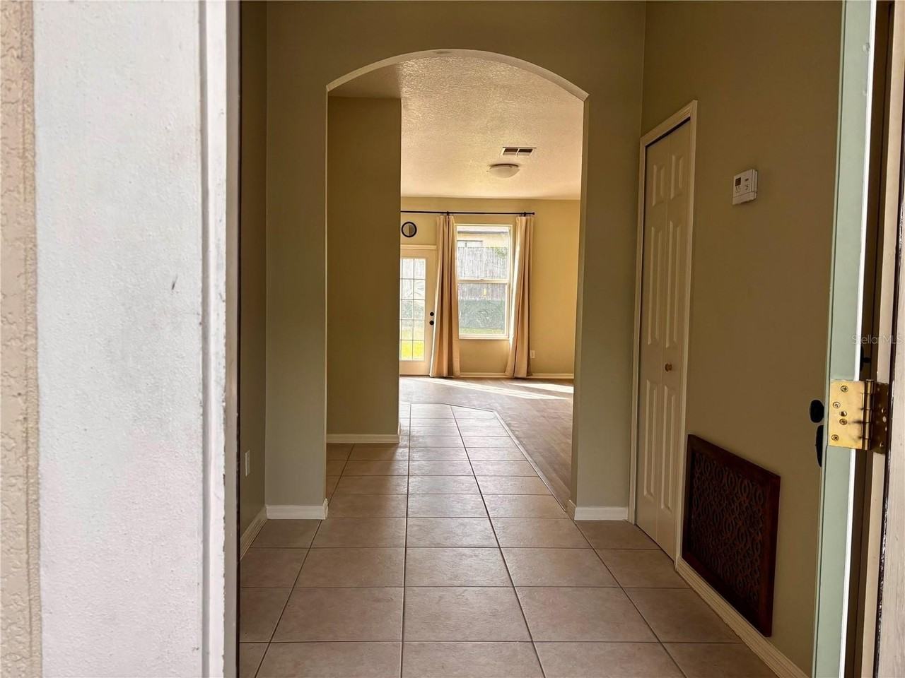 1048 Dees Dr - Photo 3 of 18