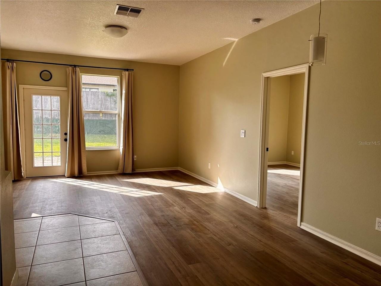 1048 Dees Dr - Photo 4 of 18