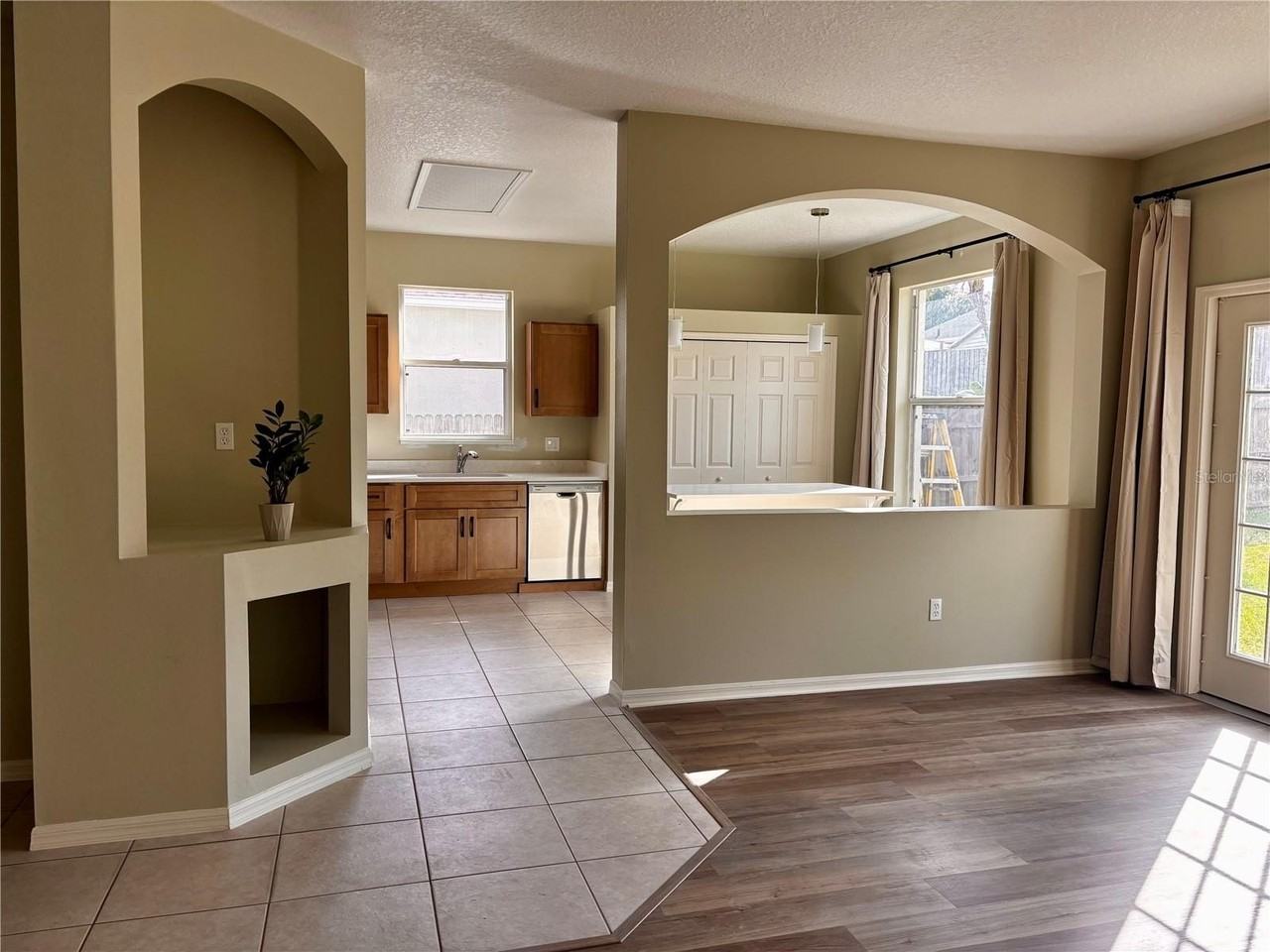 1048 Dees Dr - Photo 5 of 18