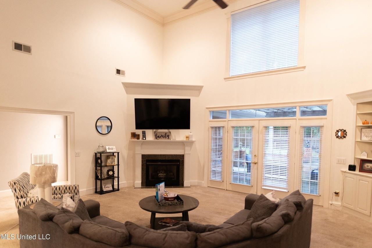 110 Little John Ln - Photo 3 of 50