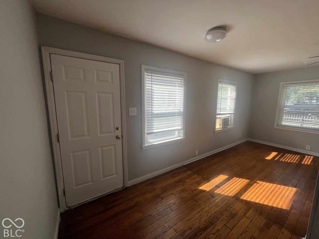 605 N Tibbs Ave - Photo 4 of 13
