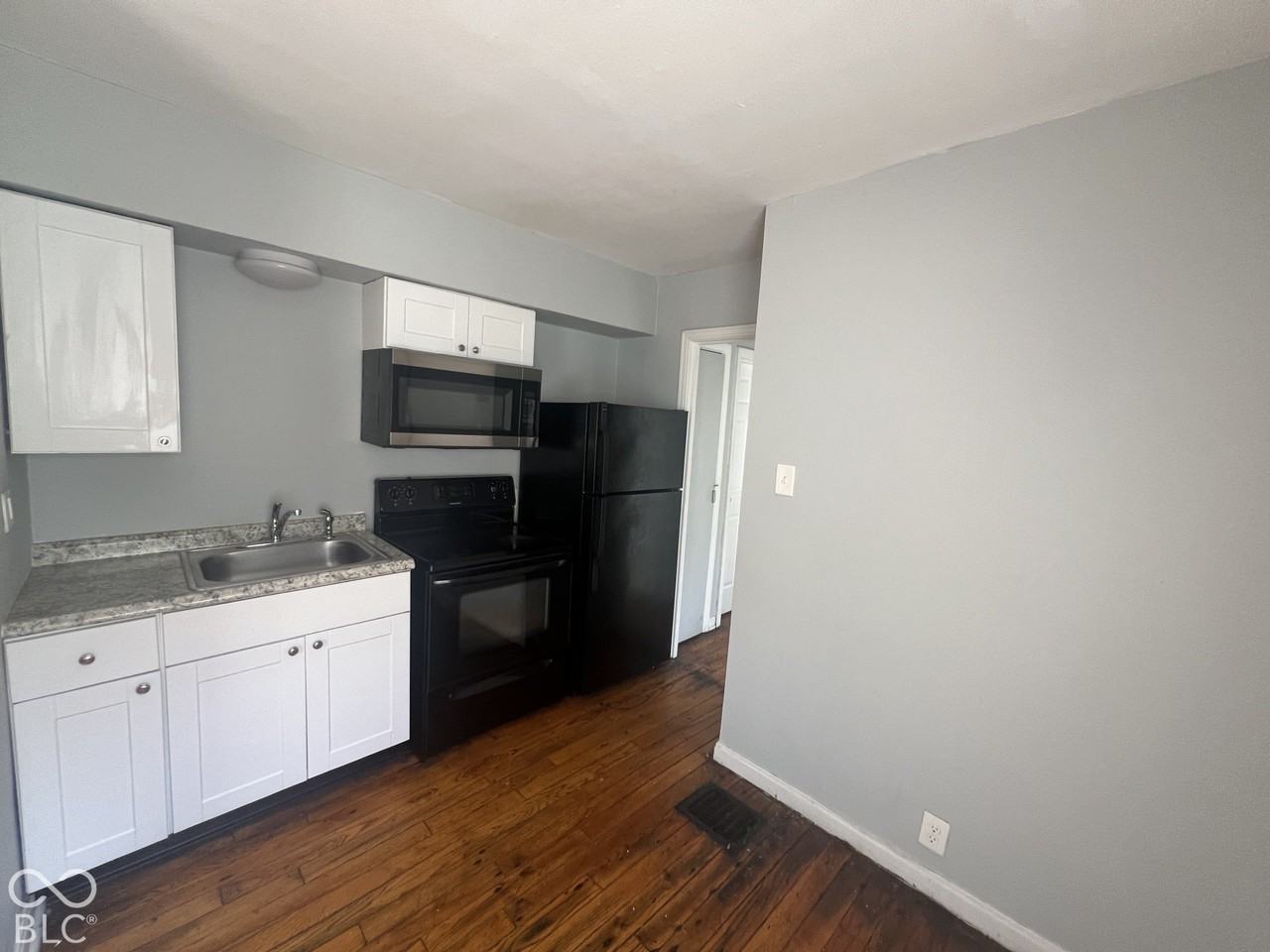 605 N Tibbs Ave - Photo 5 of 13