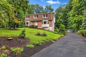 featured image of 17 Esquire Rd