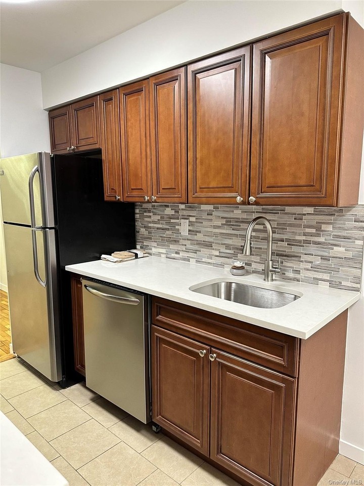 4 Brevoort Dr #1B - Photo 2 of 12