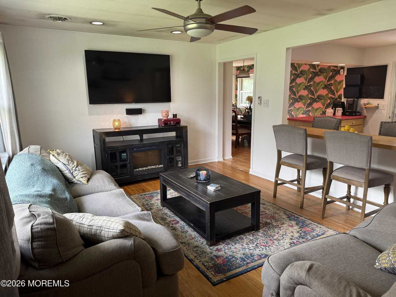 842 Regency Ct - Photo 3 of 21