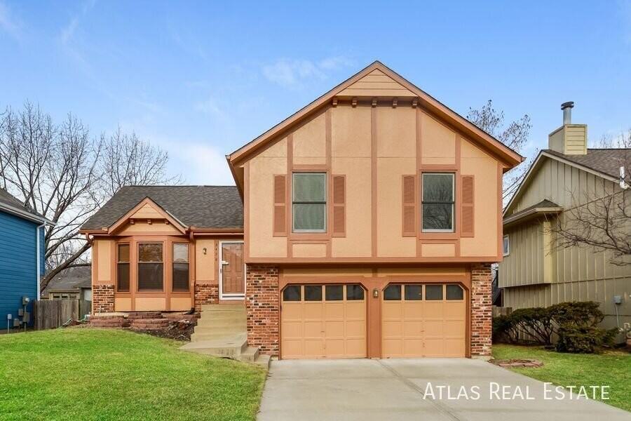 6438 Roundtree St - Photo 2 of 22