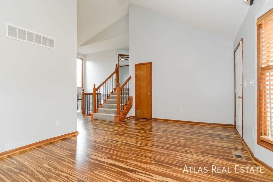 6438 Roundtree St - Photo 4 of 22