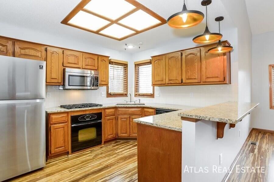 6438 Roundtree St - Photo 6 of 22