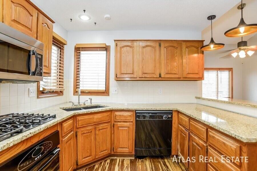 6438 Roundtree St - Photo 7 of 22