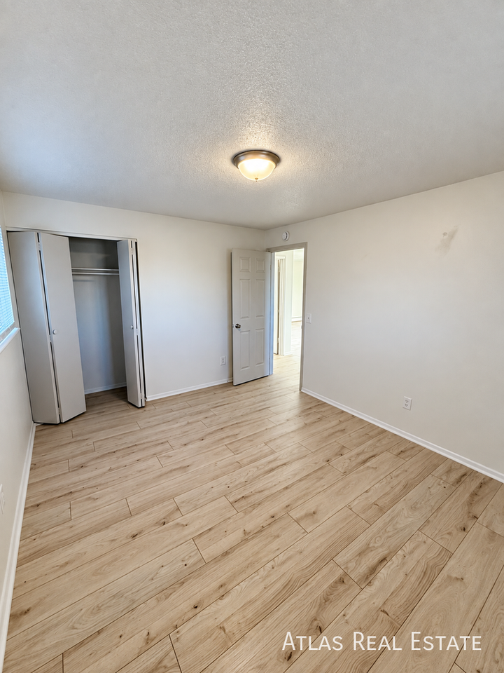 2210 S Dexter St #5 - Photo 3 of 18