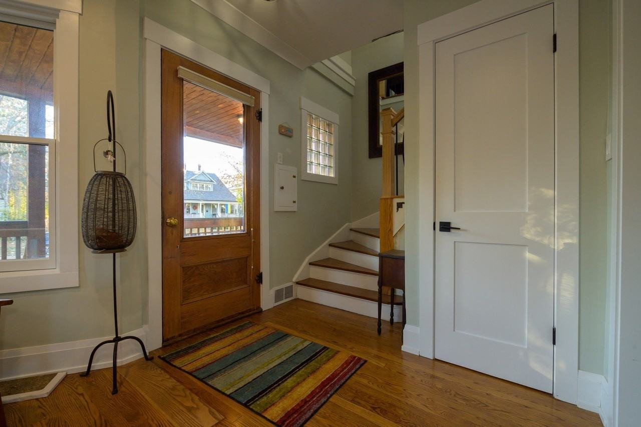 3729 N Lowell Ave - Photo 5 of 34
