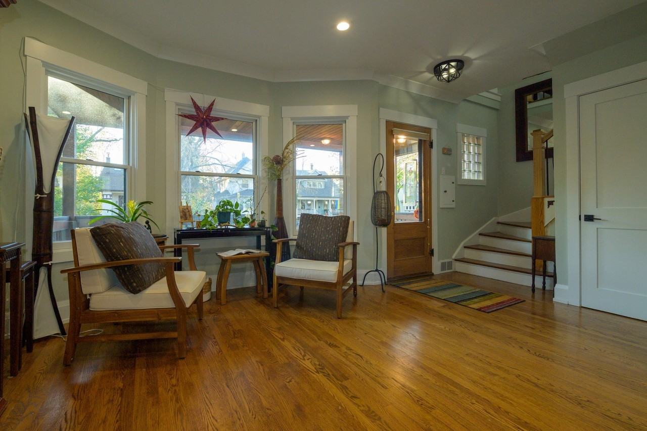 3729 N Lowell Ave - Photo 6 of 34