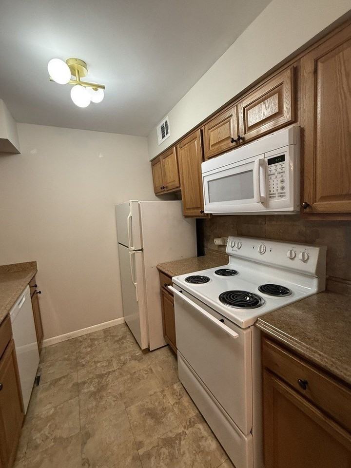 6176 Knoll Lane Ct #202 - Photo 3 of 37