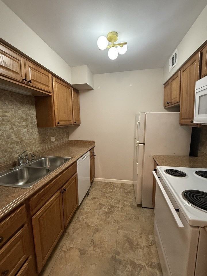 6176 Knoll Lane Ct #202 - Photo 4 of 37