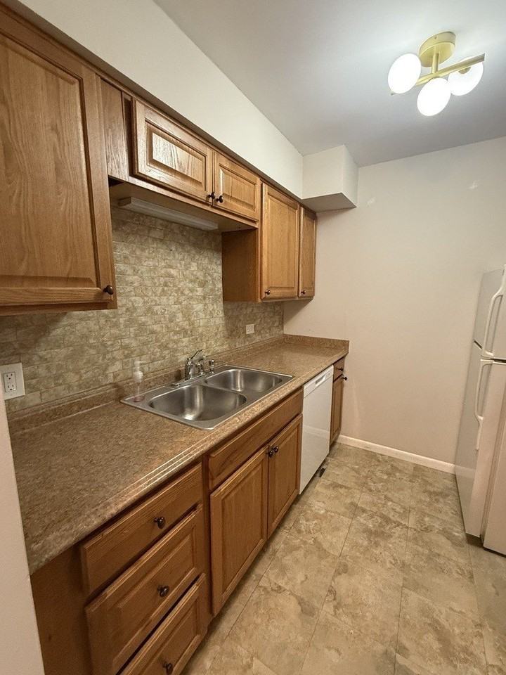 6176 Knoll Lane Ct #202 - Photo 5 of 37