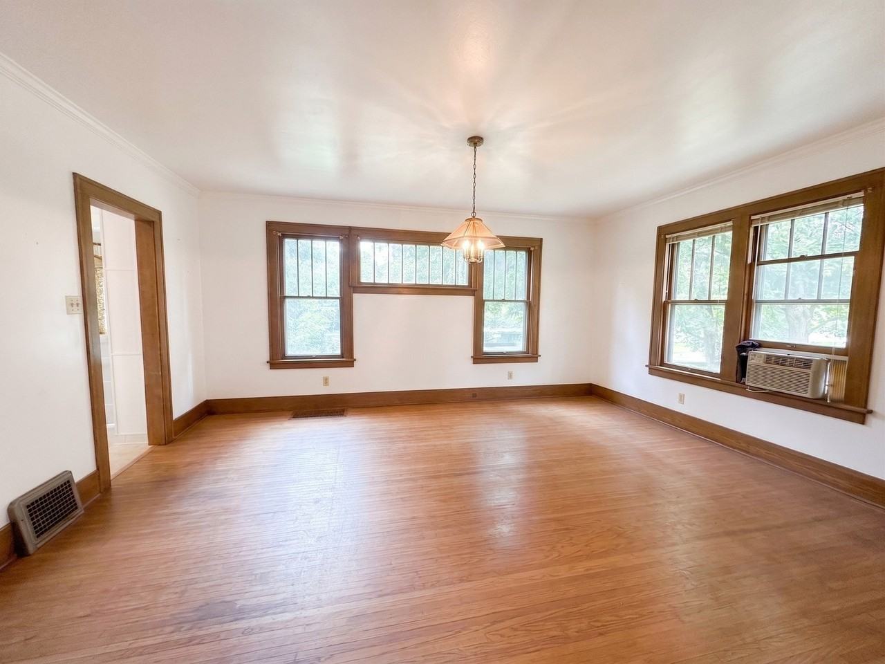 204 E South St - Photo 2 of 8