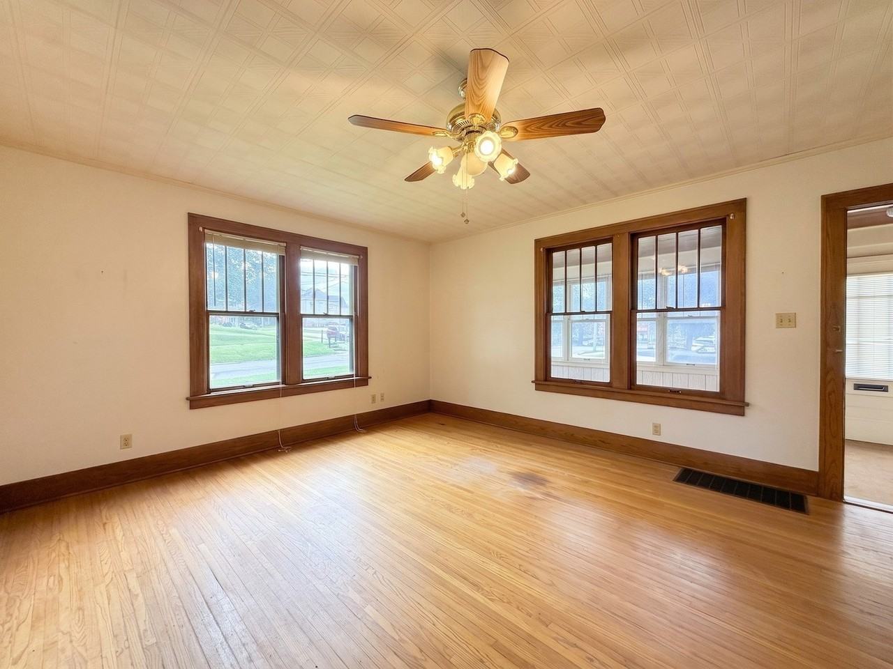 204 E South St - Photo 3 of 8