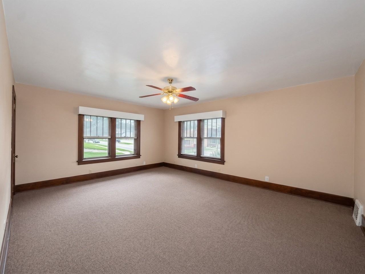 204 E South St - Photo 5 of 8