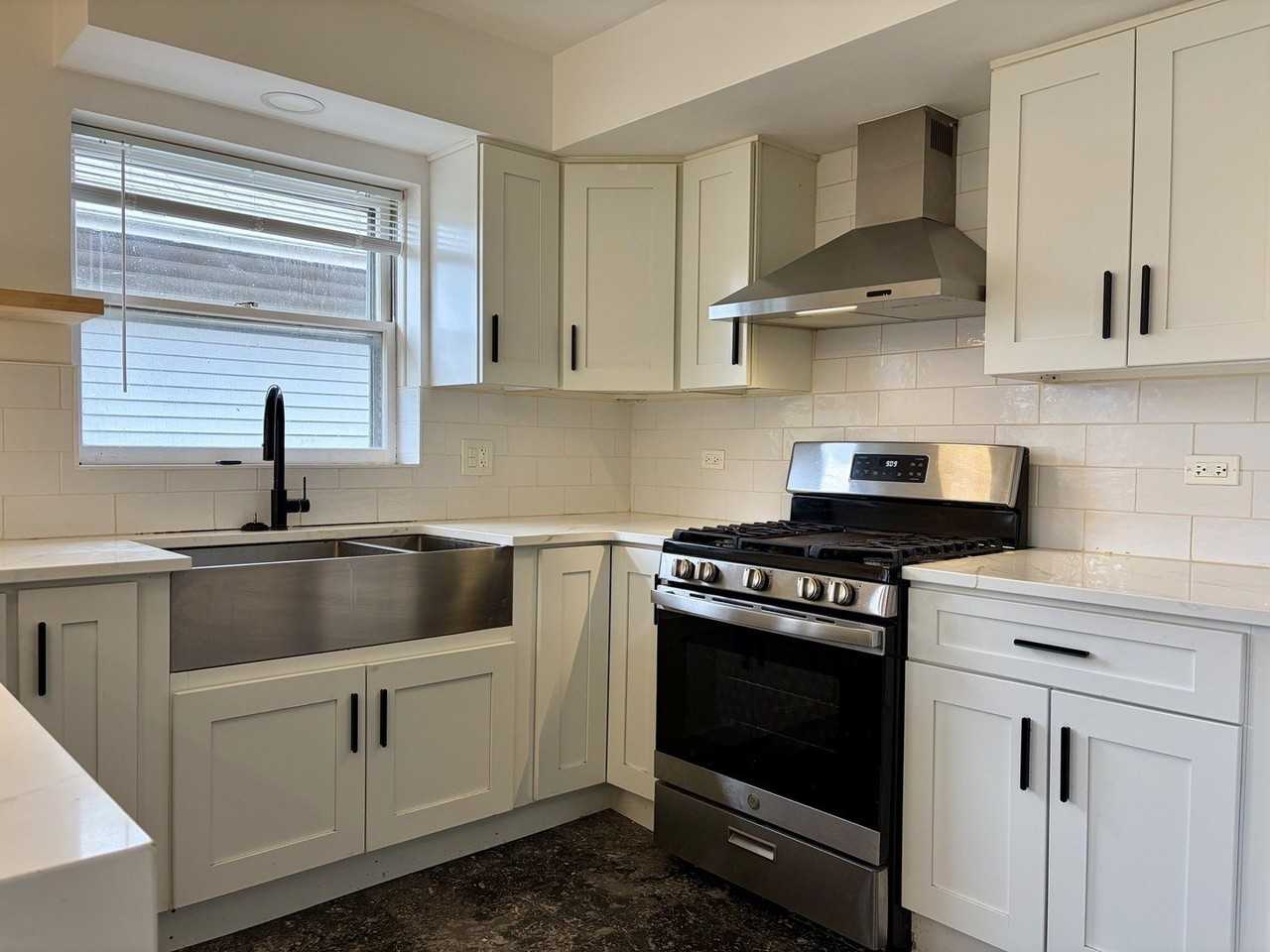 2538 W Arthur Ave #2 - Photo 3 of 25