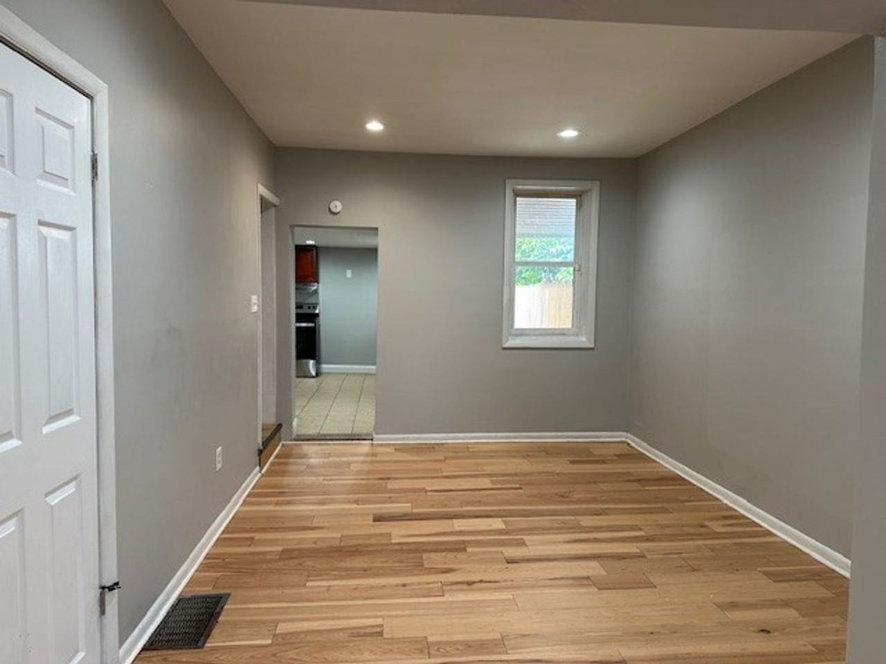 621 Dauphin St - Photo 4 of 15