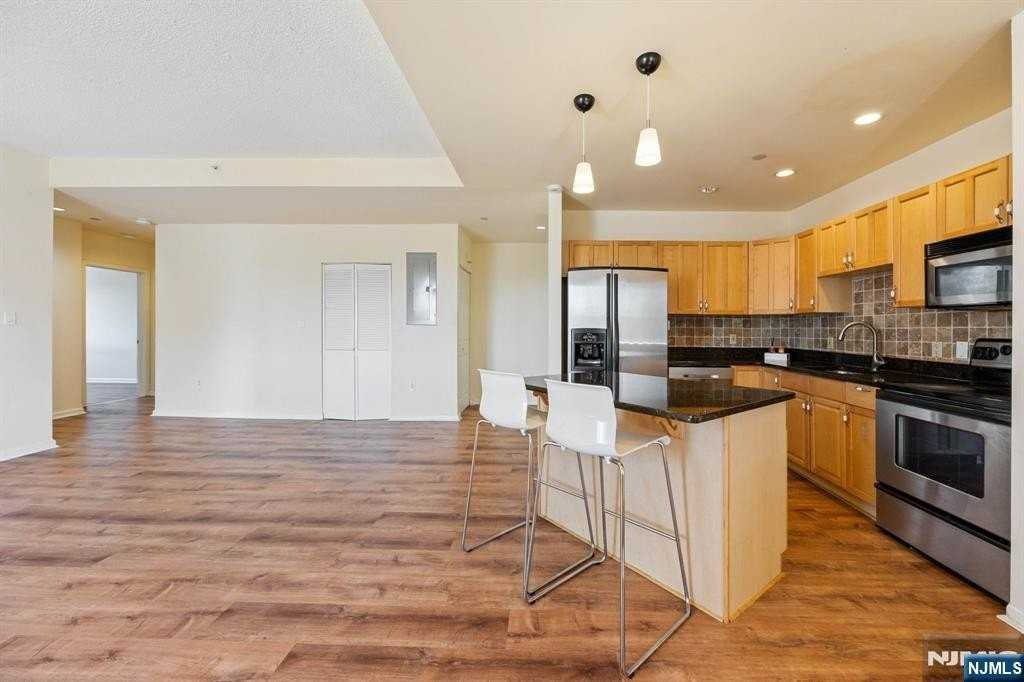 399 11th St #301 - Photo 5 of 18