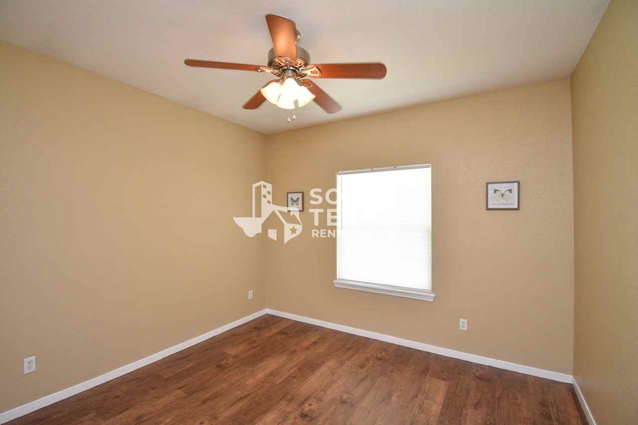 137 Sherwood DrApt D #D - Photo 3 of 8