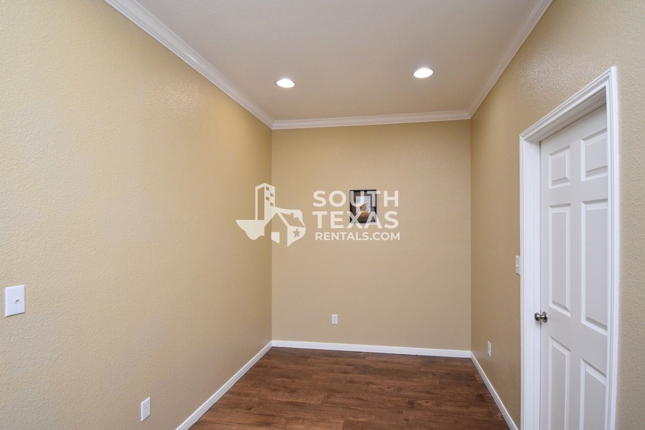 137 Sherwood DrApt D #D - Photo 4 of 8