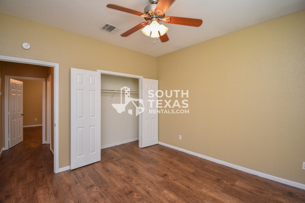 137 Sherwood DrApt D #D - Photo 5 of 8