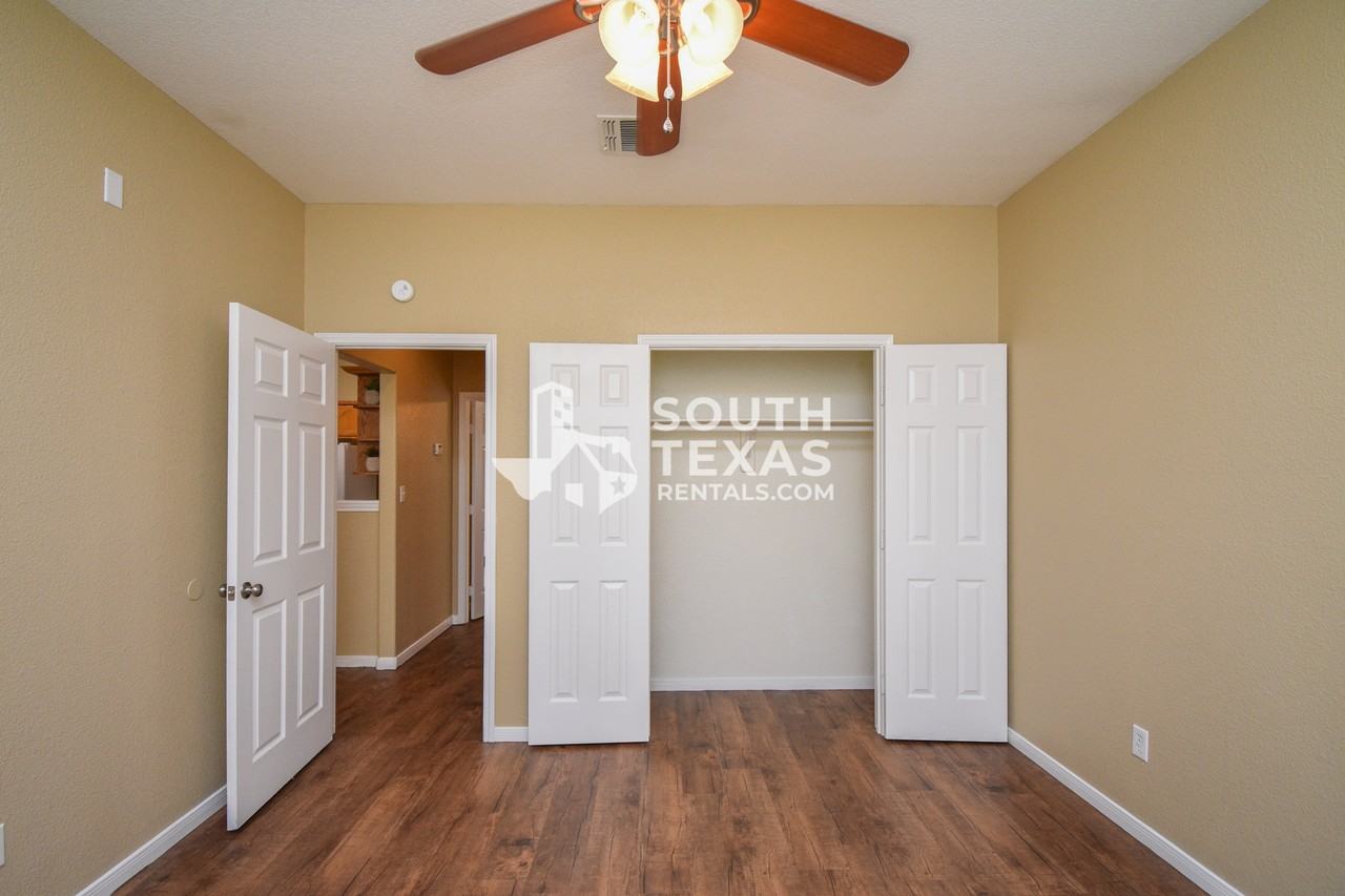 137 Sherwood DrApt D #D - Photo 6 of 8