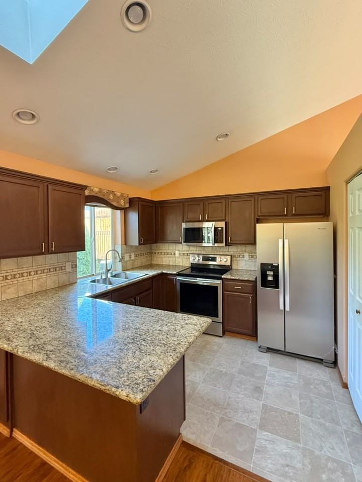 1605 E Calkins Ave - Photo 3 of 14
