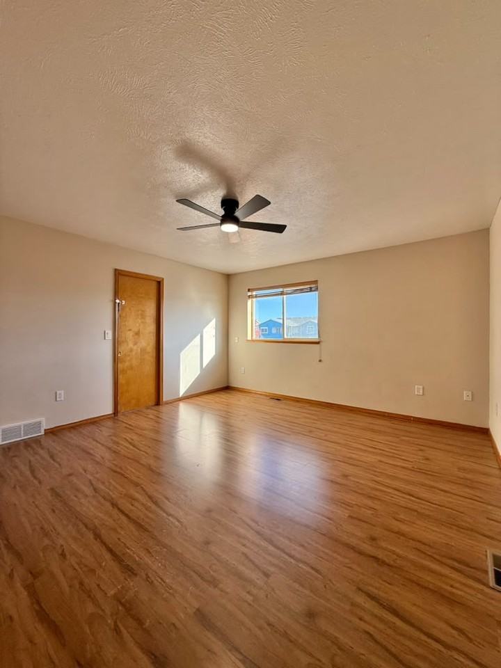 1605 E Calkins Ave - Photo 6 of 14