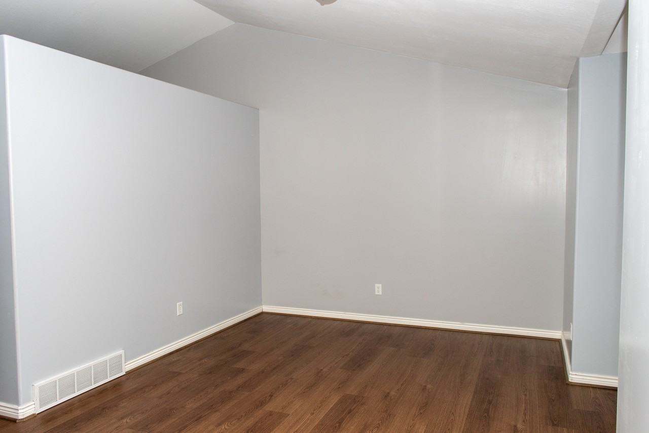 564 N 800 E - Photo 4 of 26