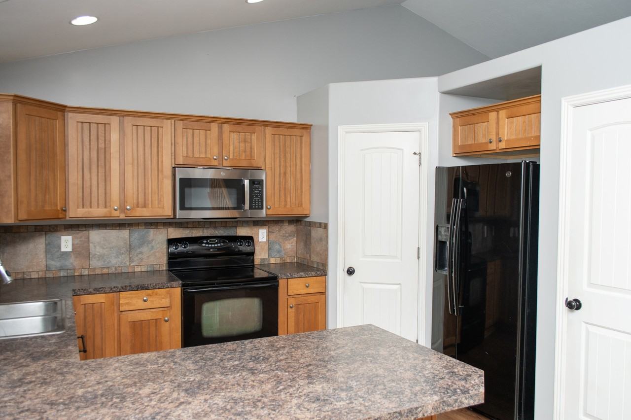 564 N 800 E - Photo 5 of 26